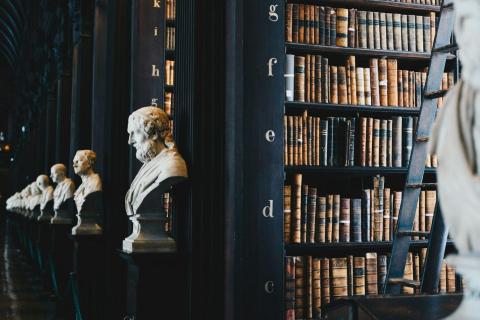 Bücher in einem Regal