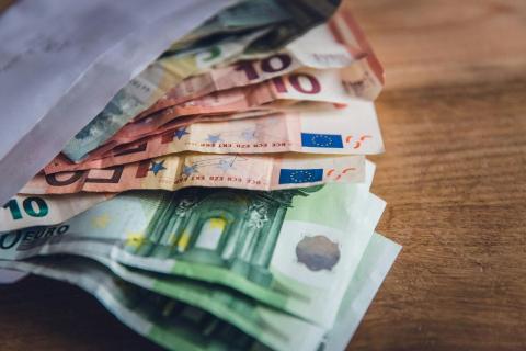 Euro-Banknoten auf einem Holztisch