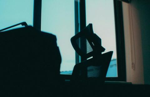 Leerer Arbeitsplatz vor einem hellen Fenster