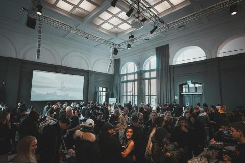 Teilnehmende im Gespräch in der Tagungspause