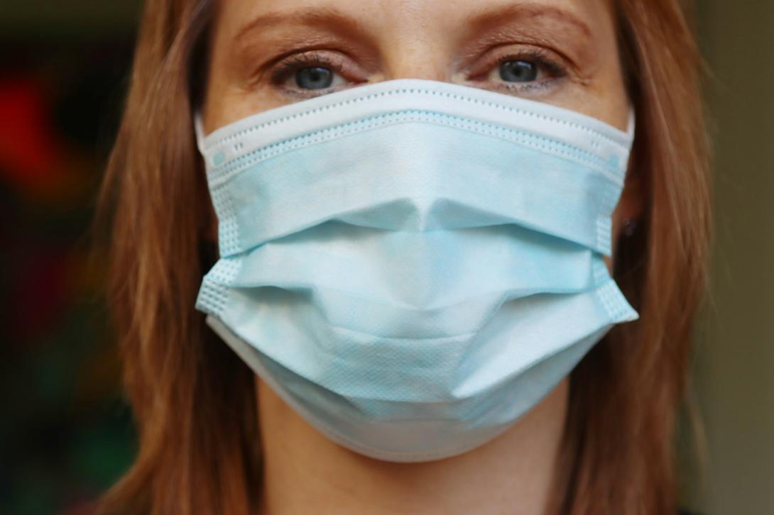 Frau mit medizinischer Maske