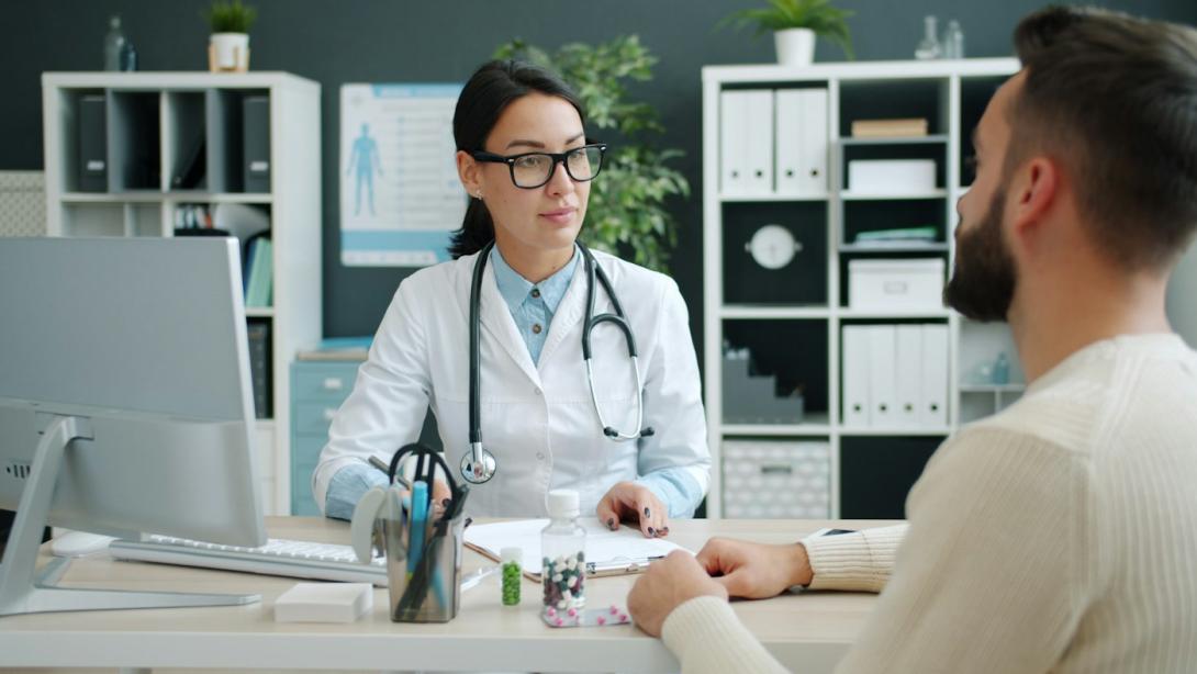 Arzt berät einen Patienten in der Praxis