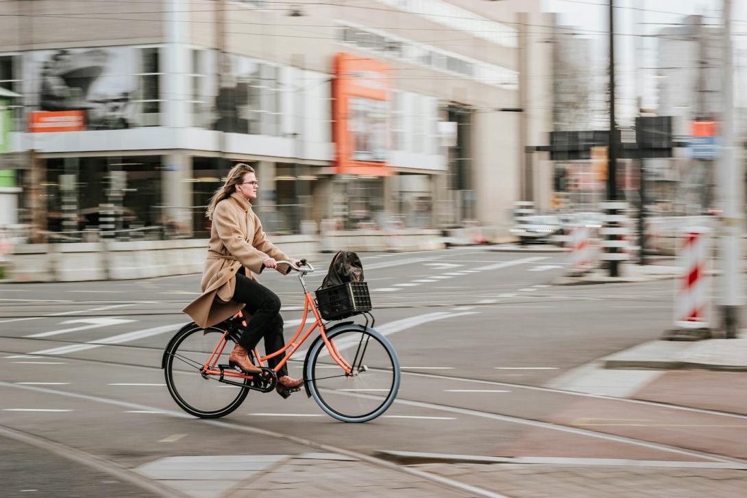 Frau fährt mit dem Fahrrad durch die Stadt