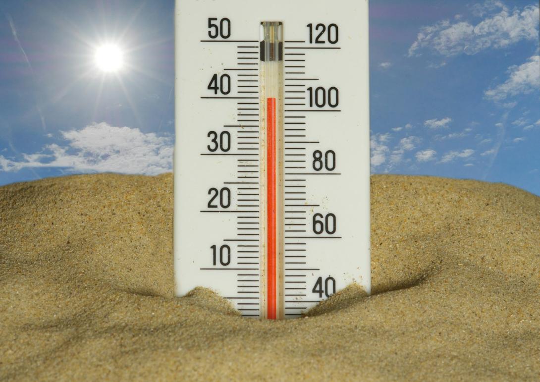 Thermometer zeigt große Hitze an