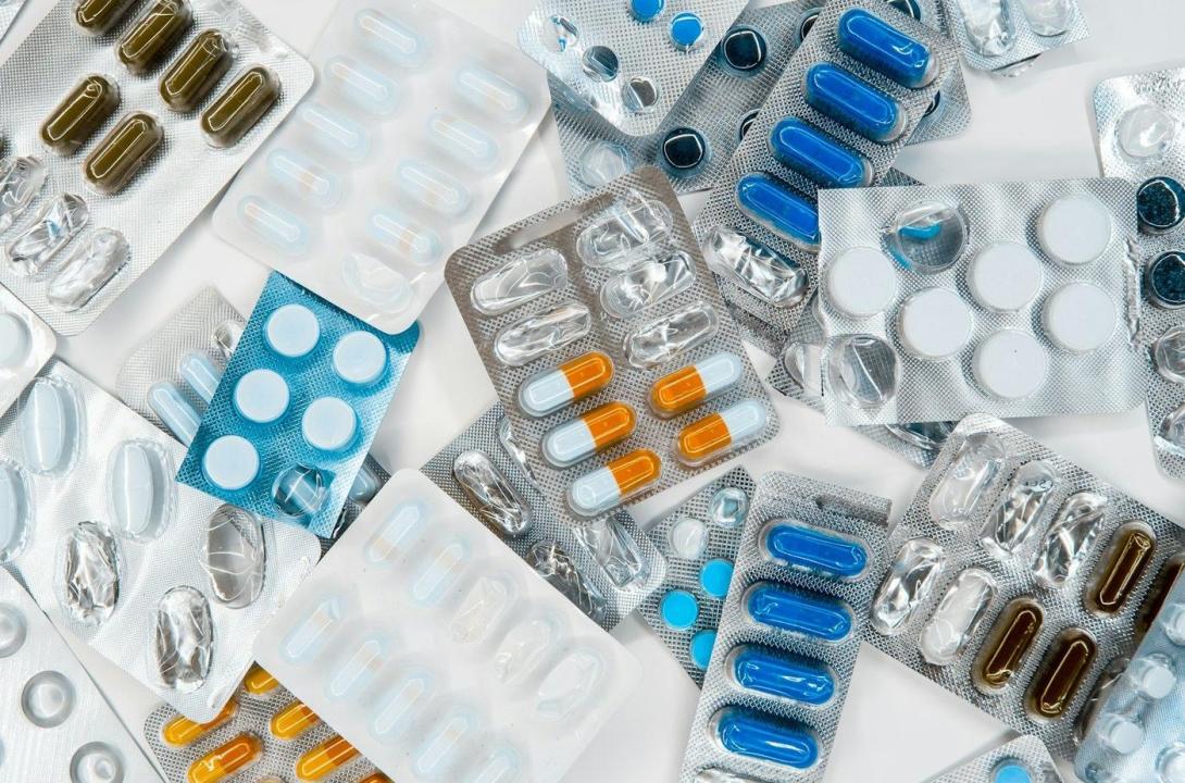 Tabletten auf einem Tisch