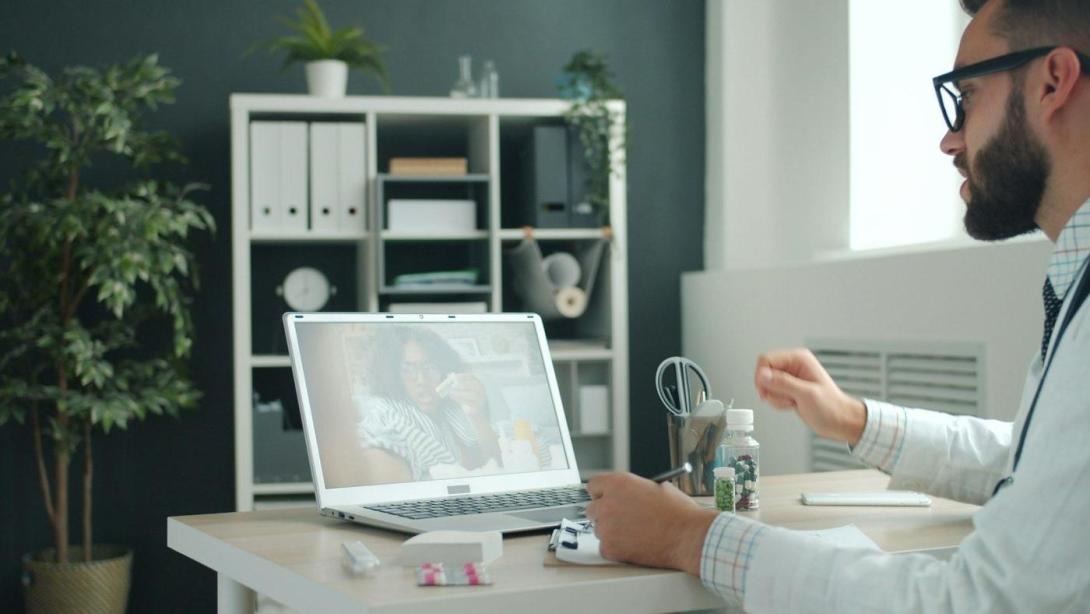 Ärztliche Beratung per Video am Laptop
