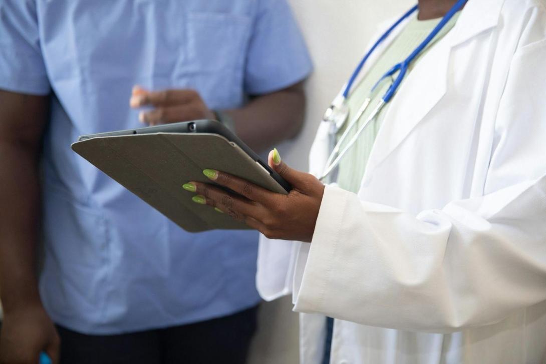 Arzt zeigt einem Patienten Befunde auf dem Tablet