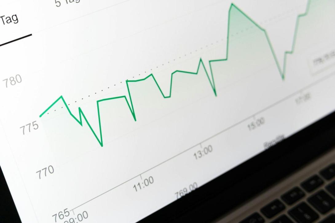 Finanzdiagramm auf einem Laptop