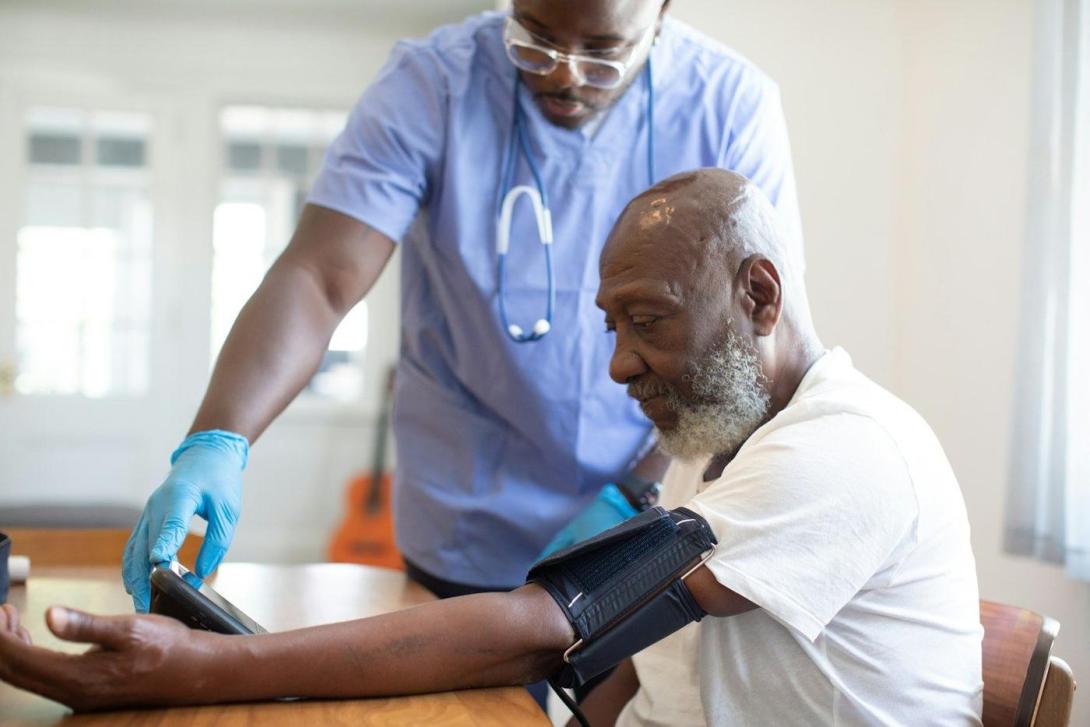 Arzt misst den Blutdruck eines Patienten