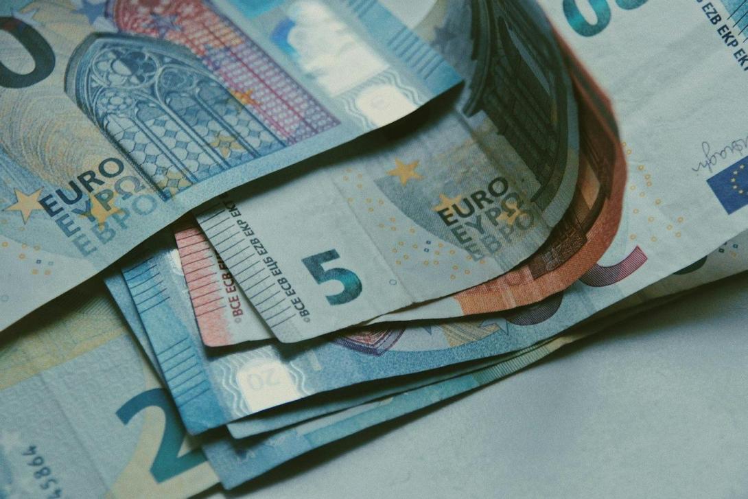 Zehn-Euro-Schein auf einem Holztisch