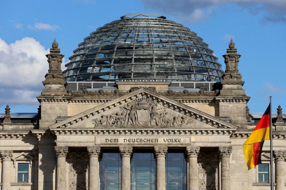 Reichstagsgebäude mit Glaskuppel und Bundesflagge