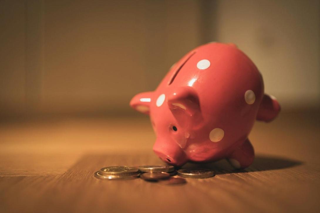 Sparschwein auf einem Holztisch