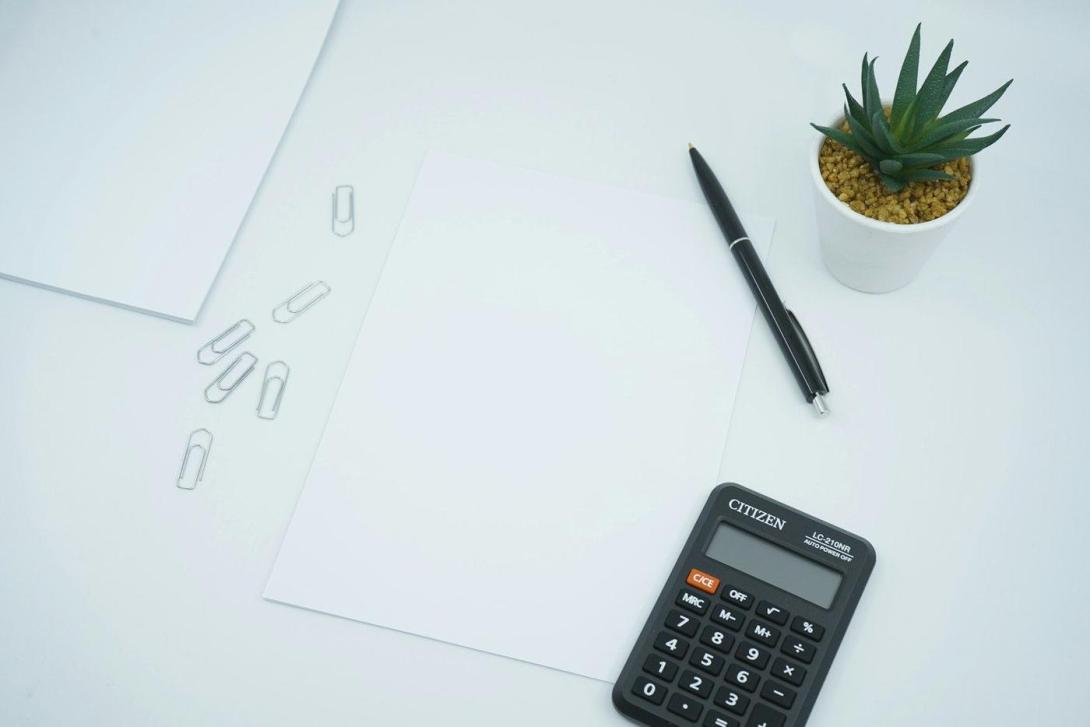 Taschenrechner und Stift auf Unterlagen