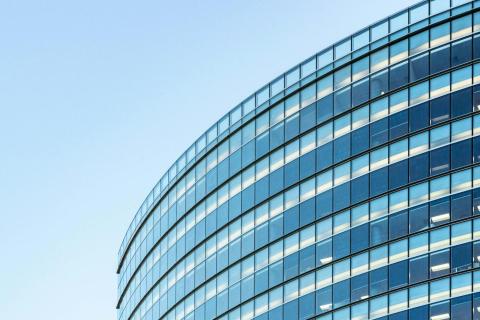 Bürogebäude mit Glasfassade