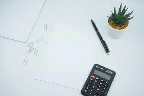 Taschenrechner und Stift auf Unterlagen